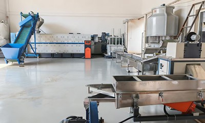 Centrale de recyclage de plastique au Laos