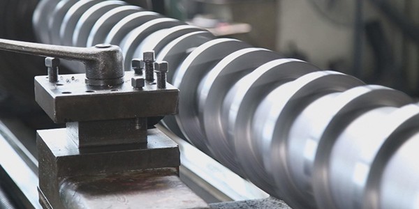 La fraiseuse à vis CNC est utilisée pour la découpe de la tige en acier.