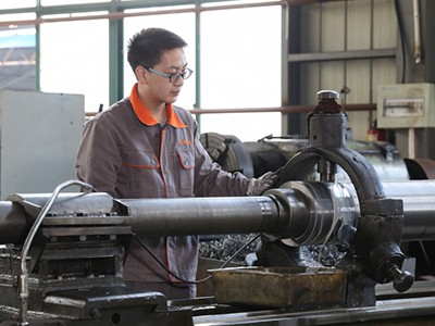 L'aléseur de trou profond CNC permet d'aléser l'intérieur des trous de la cuve de la machine.
