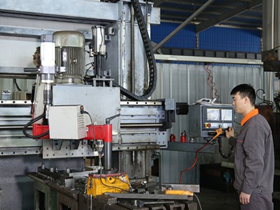 Le centre d'usinage CNC assure le perçage de trous sur la plaque filtrante.