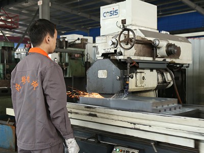 La rectifieuse plane CNC permet de rectifier des sections de jonction de la matrice.